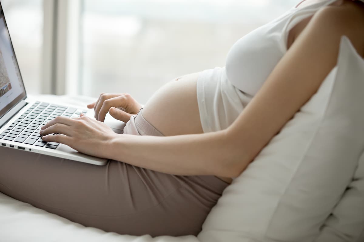 pregnant-woman-browsing-web (1)